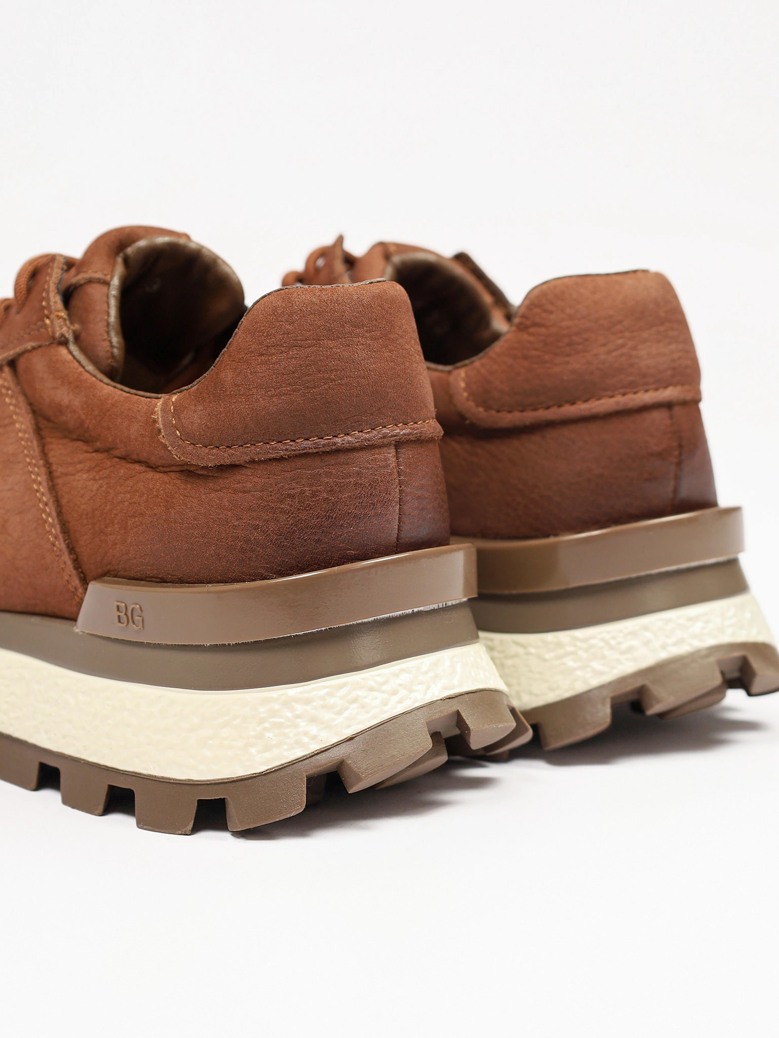 Кроссовки коричневого цвета с пряжкой на рельефной подошве 